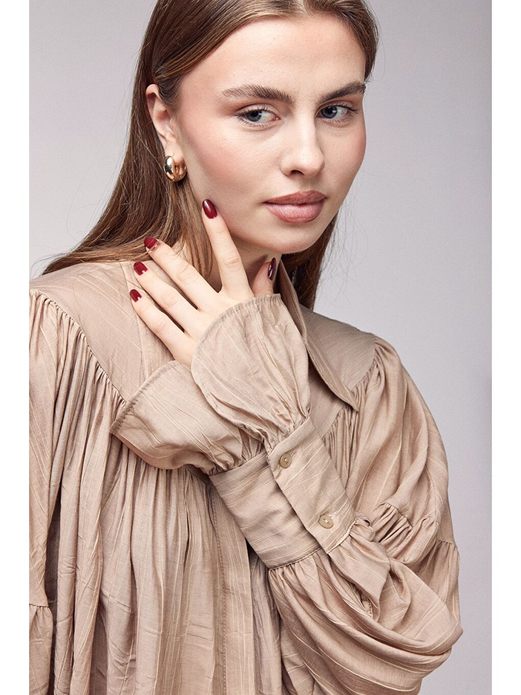 Bej Vizon Kadın Oversize Büzgülü Düşük Omuz Dokulu Gömlek - Manşet Detaylı-4