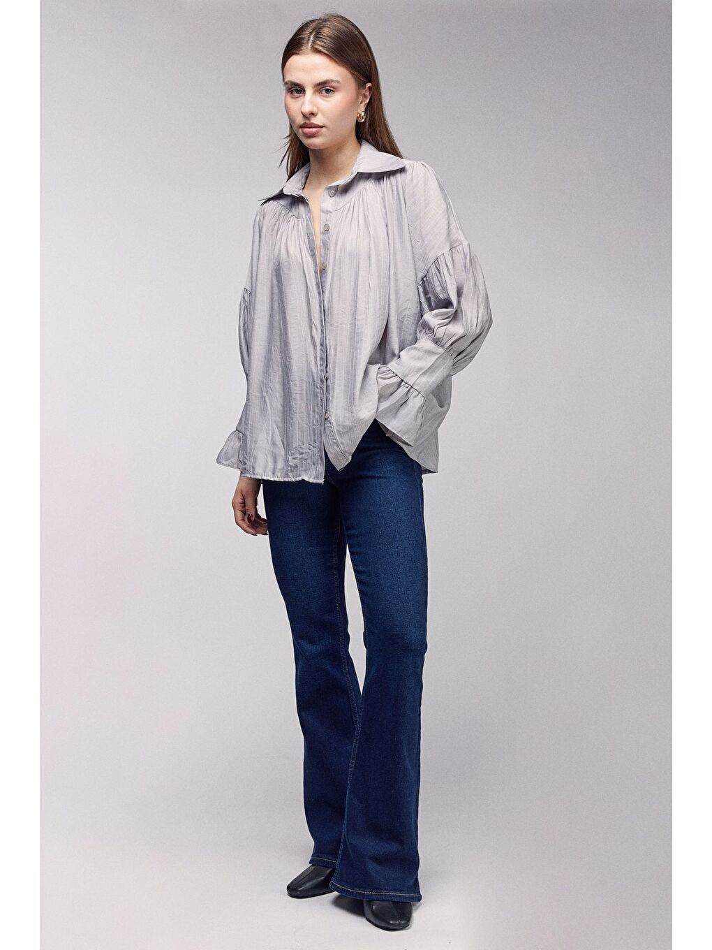 Gri Kadın Oversize Büzgülü Düşük Omuz Dokulu Gömlek - Manşet Detaylı-2