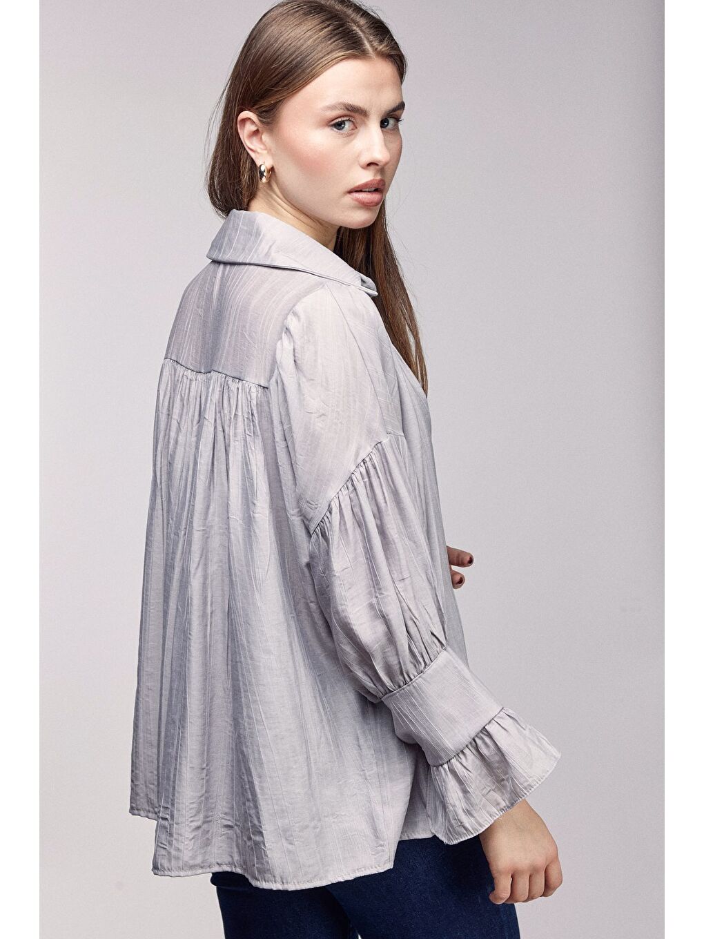 Gri Kadın Oversize Büzgülü Düşük Omuz Dokulu Gömlek - Manşet Detaylı-3