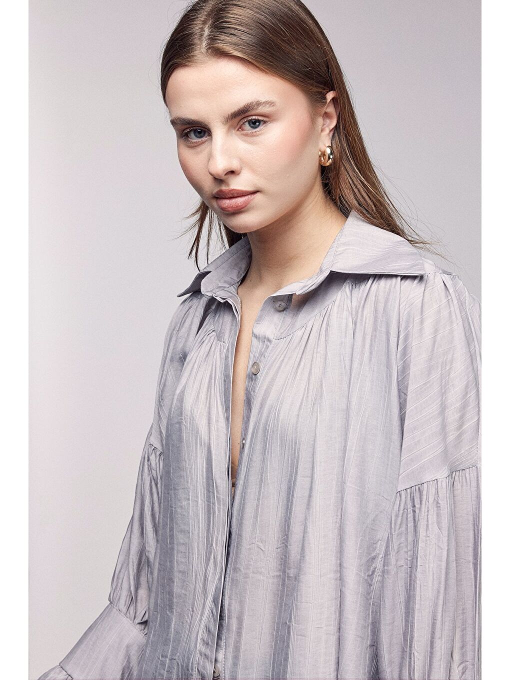 Gri Kadın Oversize Büzgülü Düşük Omuz Dokulu Gömlek - Manşet Detaylı-4