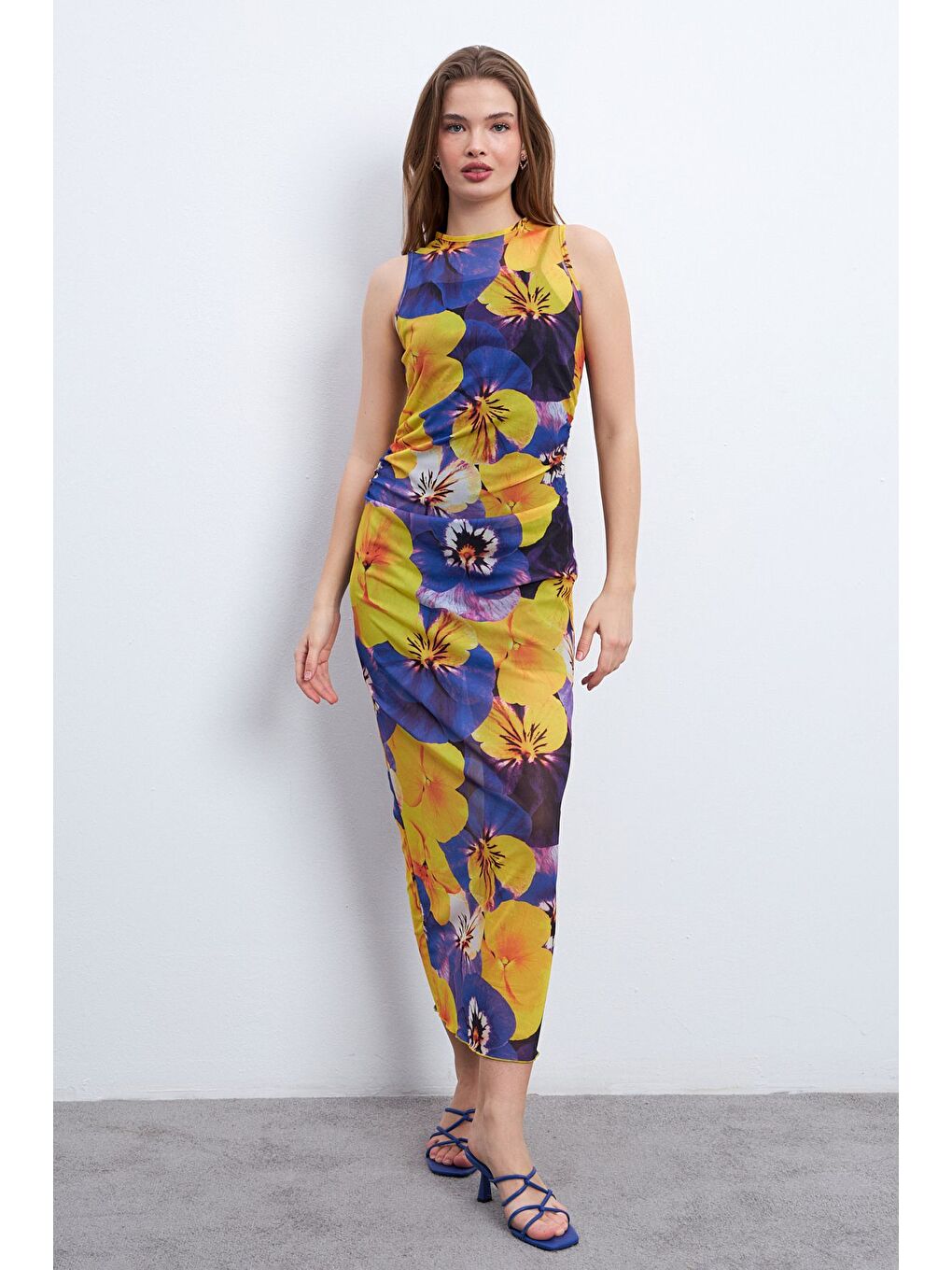 Kadın Sarı Mavi Desen Kolsuz Astarlı Tül Elbise