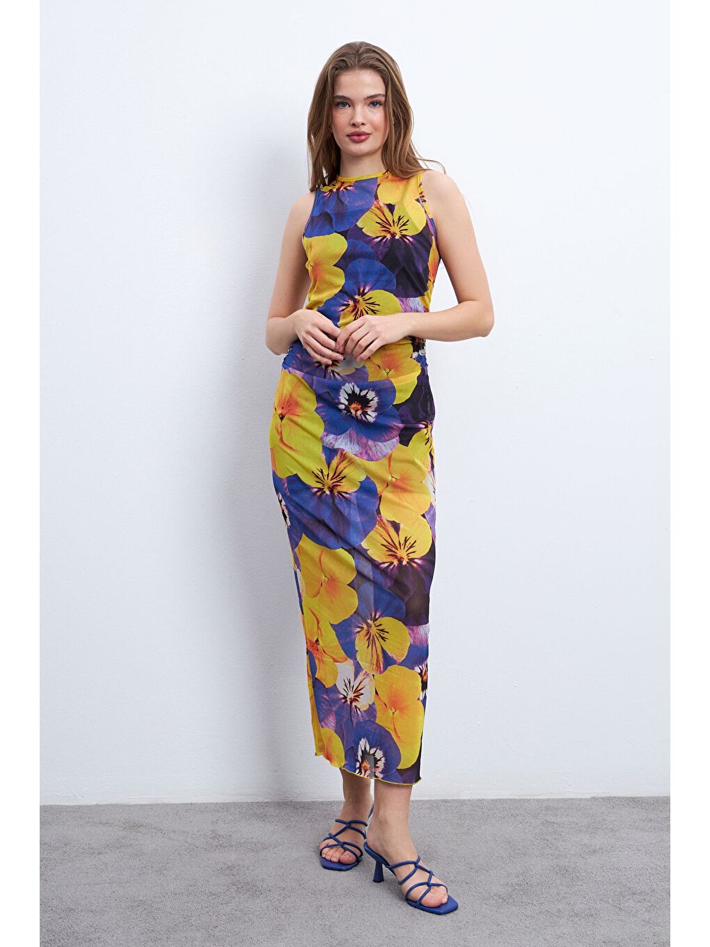 Kadın Sarı Mavi Desen Kolsuz Astarlı Tül Elbise-1