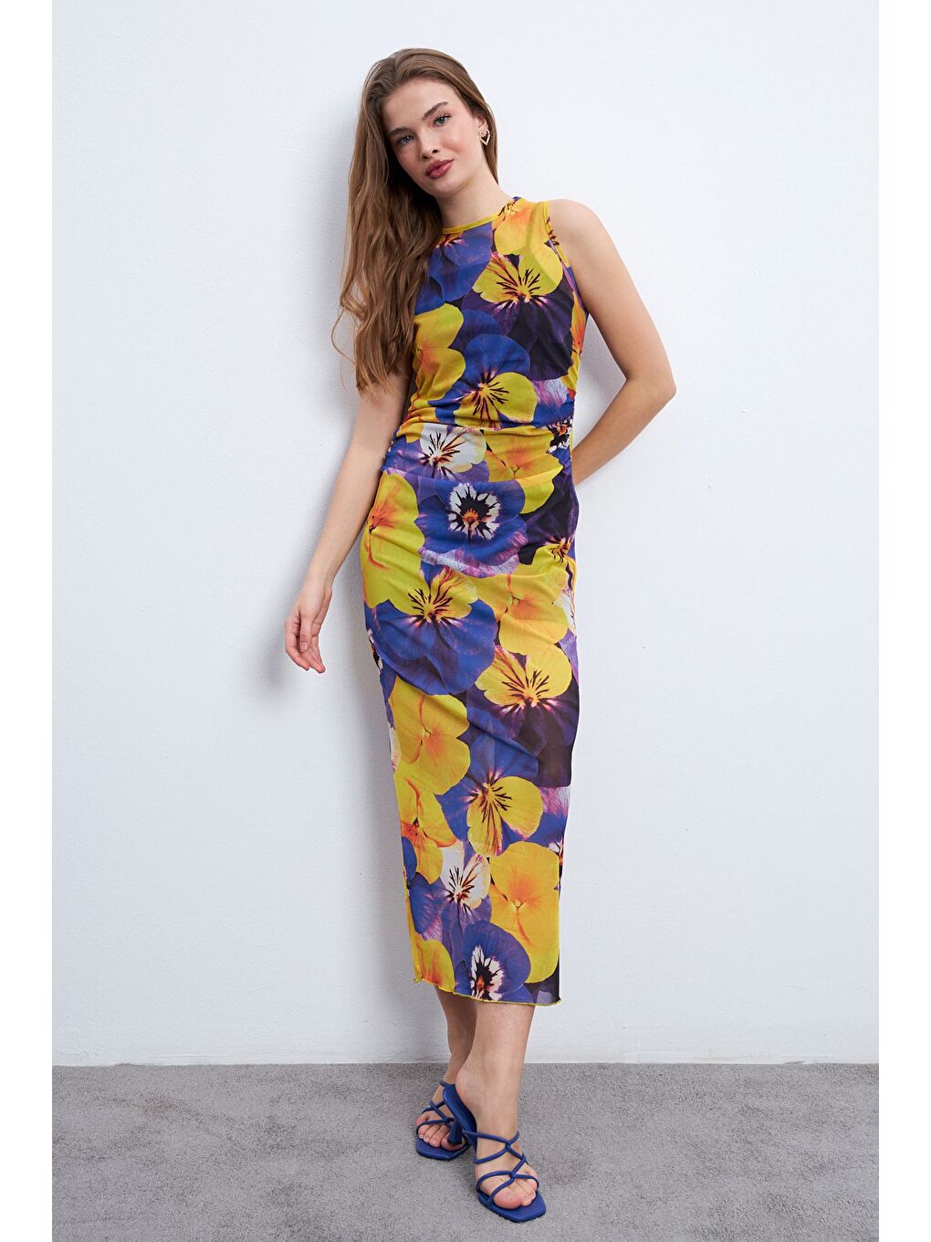 Kadın Sarı Mavi Desen Kolsuz Astarlı Tül Elbise-3