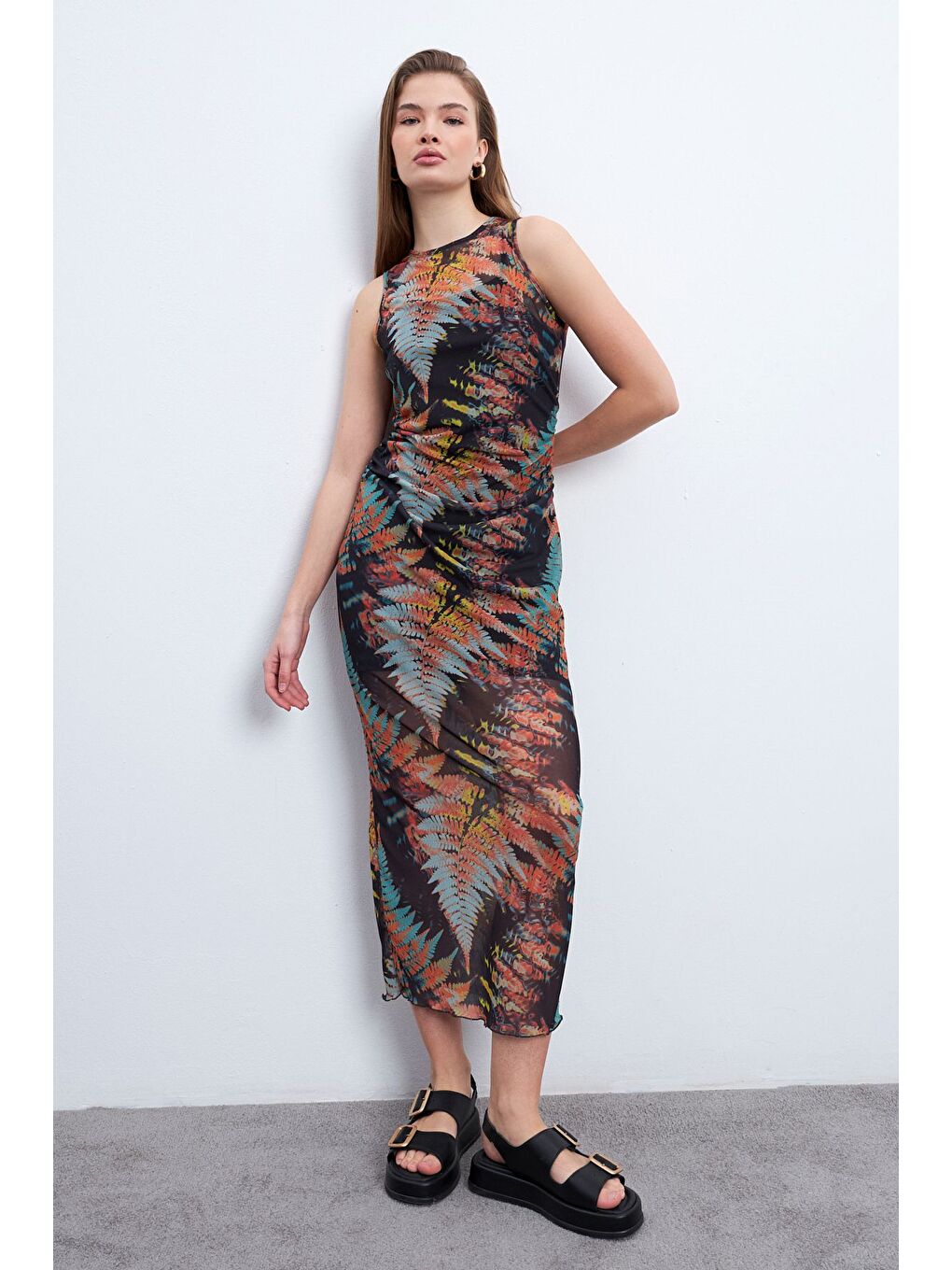 Yeşil Sonbahar Çam Desen Kolsuz Astarlı Tül Elbise-1