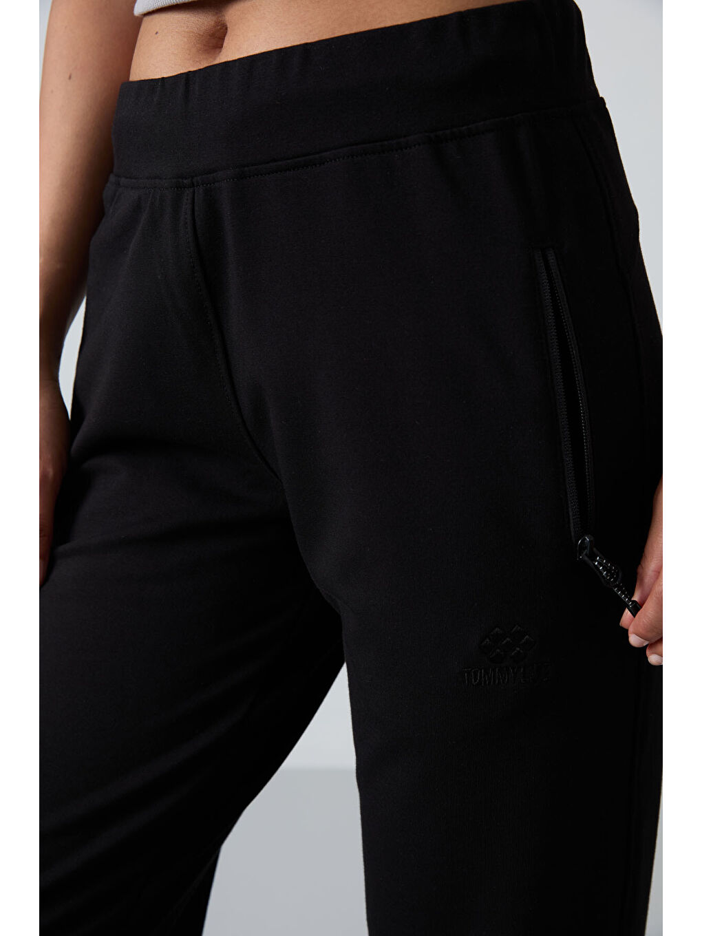 Siyah Fermuar Cepli Rahat Form Klasik Paça Kadın Eşofman Alt - 94195-2