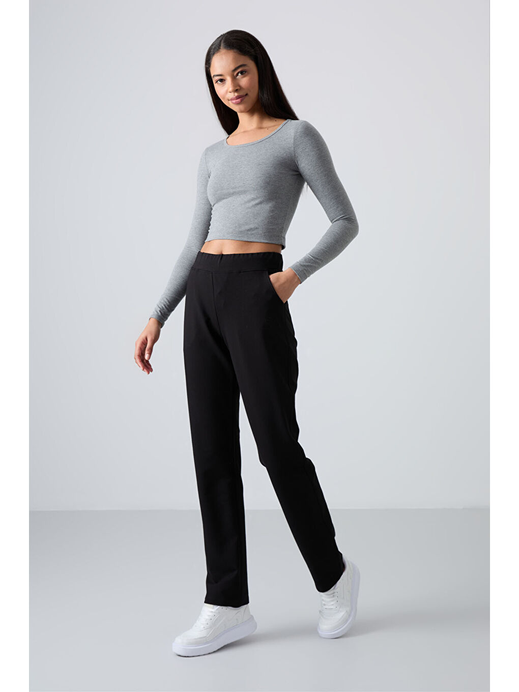 Siyah Yüksek Bel Cepli Rahat Form Klasik Paça Kadın Eşofman Alt - 94185