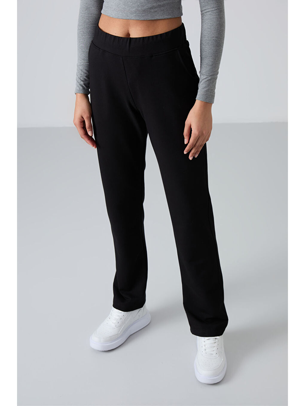 Siyah Yüksek Bel Cepli Rahat Form Klasik Paça Kadın Eşofman Alt - 94185-1