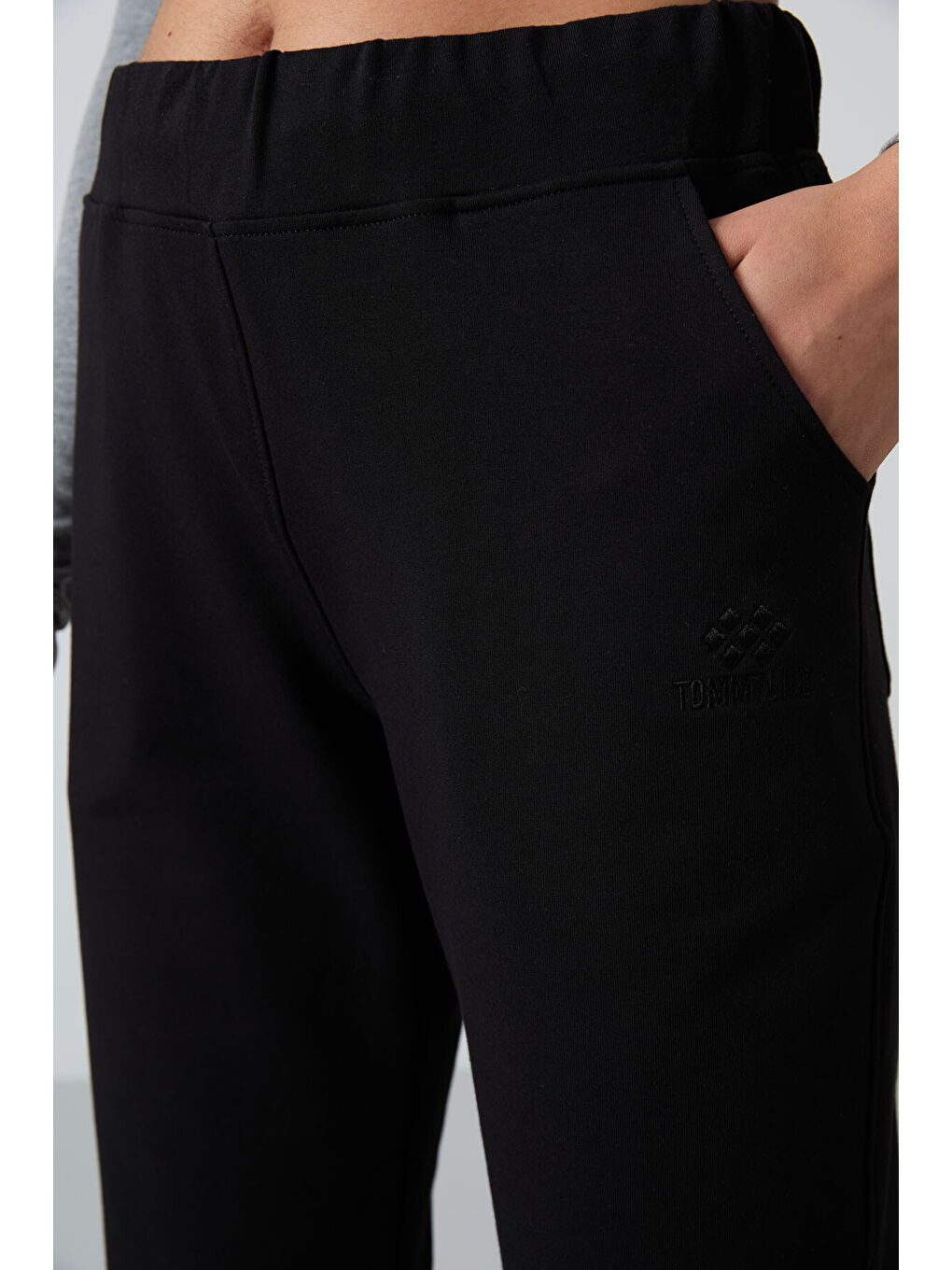 Siyah Yüksek Bel Cepli Rahat Form Klasik Paça Kadın Eşofman Alt - 94185-2