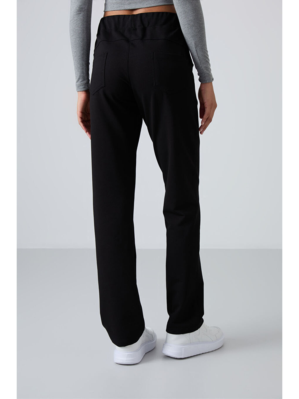 Siyah Yüksek Bel Cepli Rahat Form Klasik Paça Kadın Eşofman Alt - 94185-4