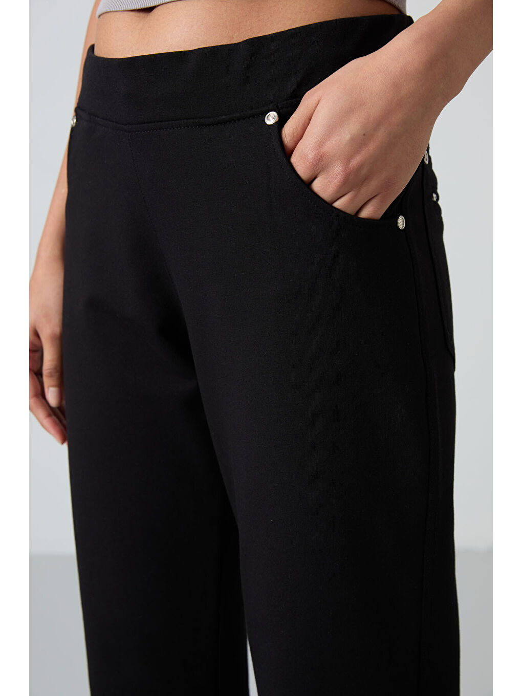 Siyah Taş Detaylı Cepli Rahat Form Klasik Paça Kadın Eşofman Altı - 94007-2