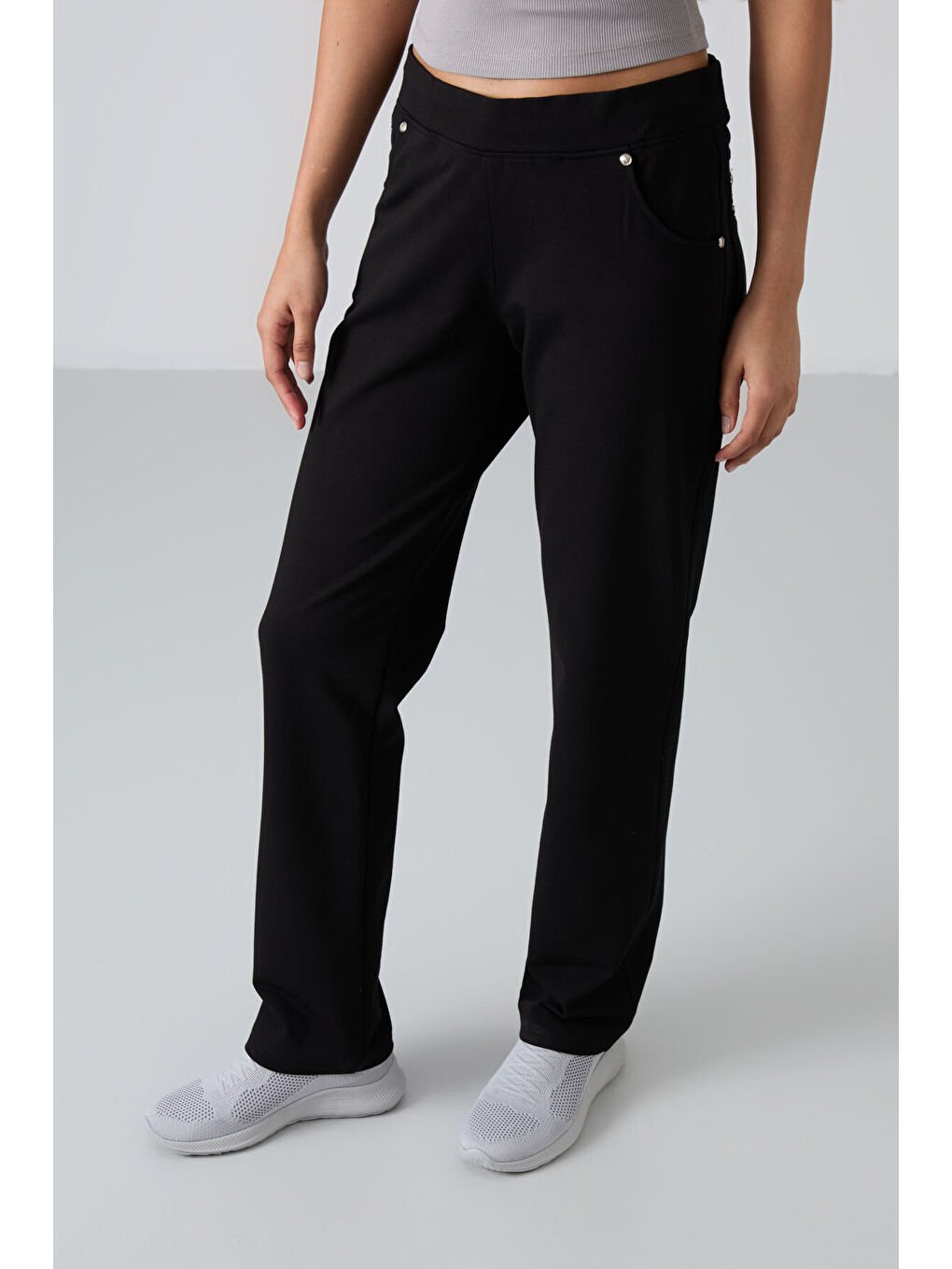 Siyah Taş Detaylı Cepli Rahat Form Klasik Paça Kadın Eşofman Altı - 94007-3