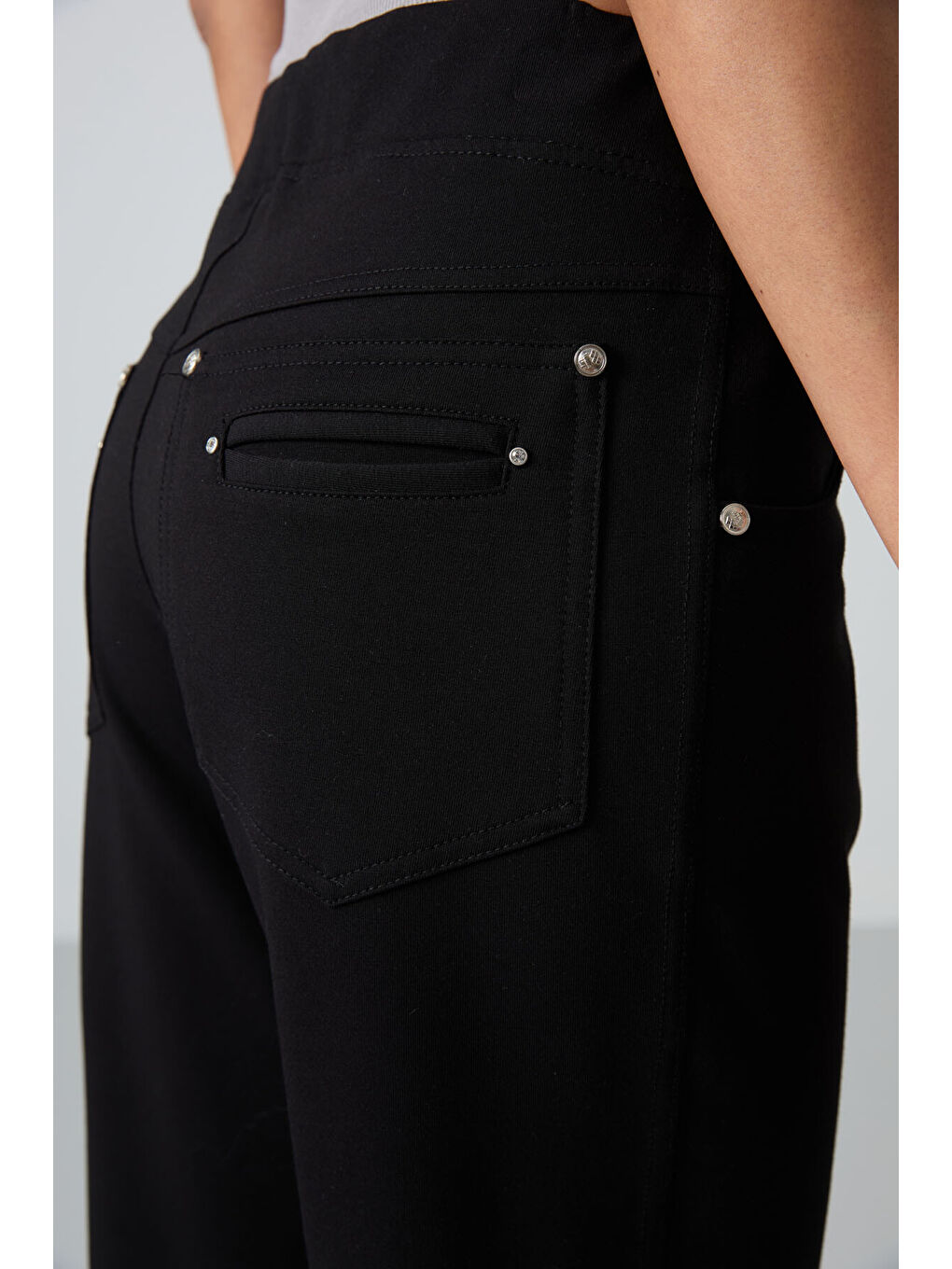 Siyah Taş Detaylı Cepli Rahat Form Klasik Paça Kadın Eşofman Altı - 94007-4
