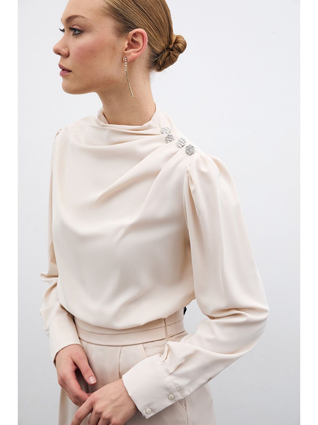 Düğmeleri Taş Detaylı Bluz - Bej-1