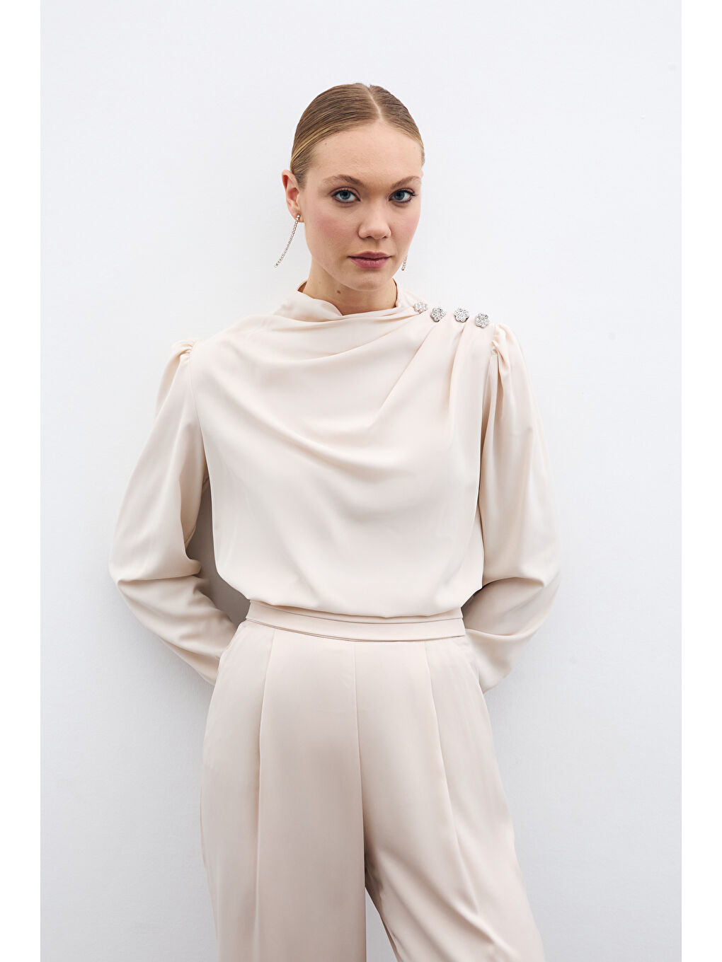 Düğmeleri Taş Detaylı Bluz - Bej-2