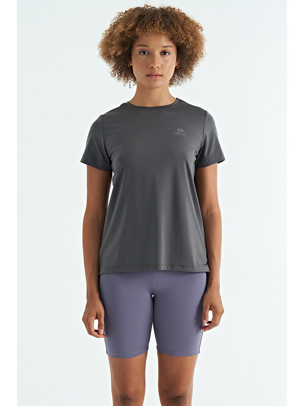 Koyu Gri Sırt Yırtmaç Detaylı O Yaka Kısa Kollu Standart Kalıp Kadın Tişört - 97267-1