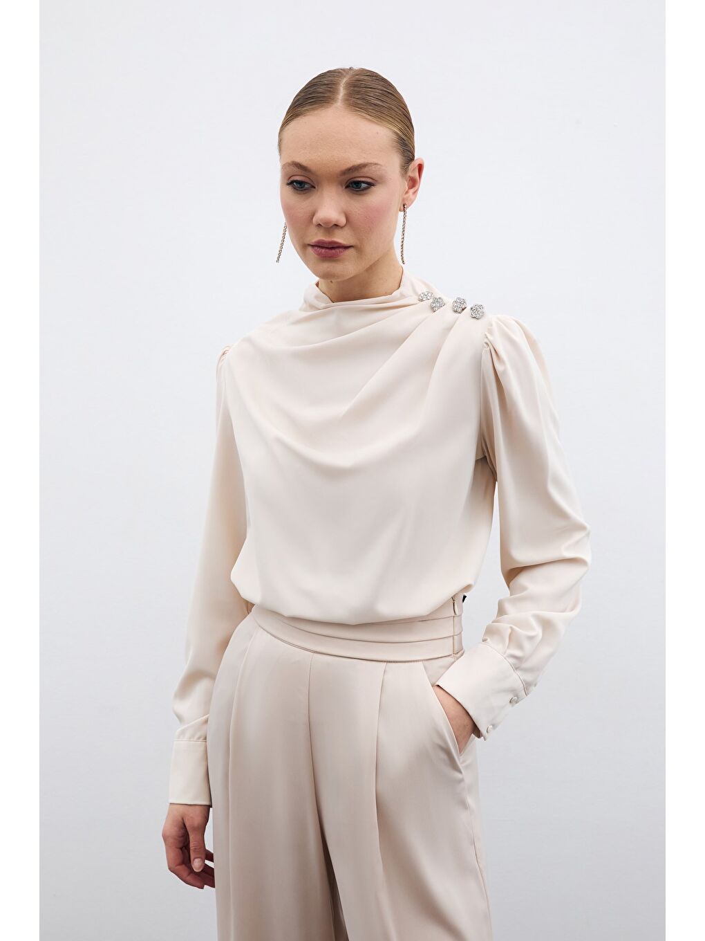 Düğmeleri Taş Detaylı Bluz - Bej-3