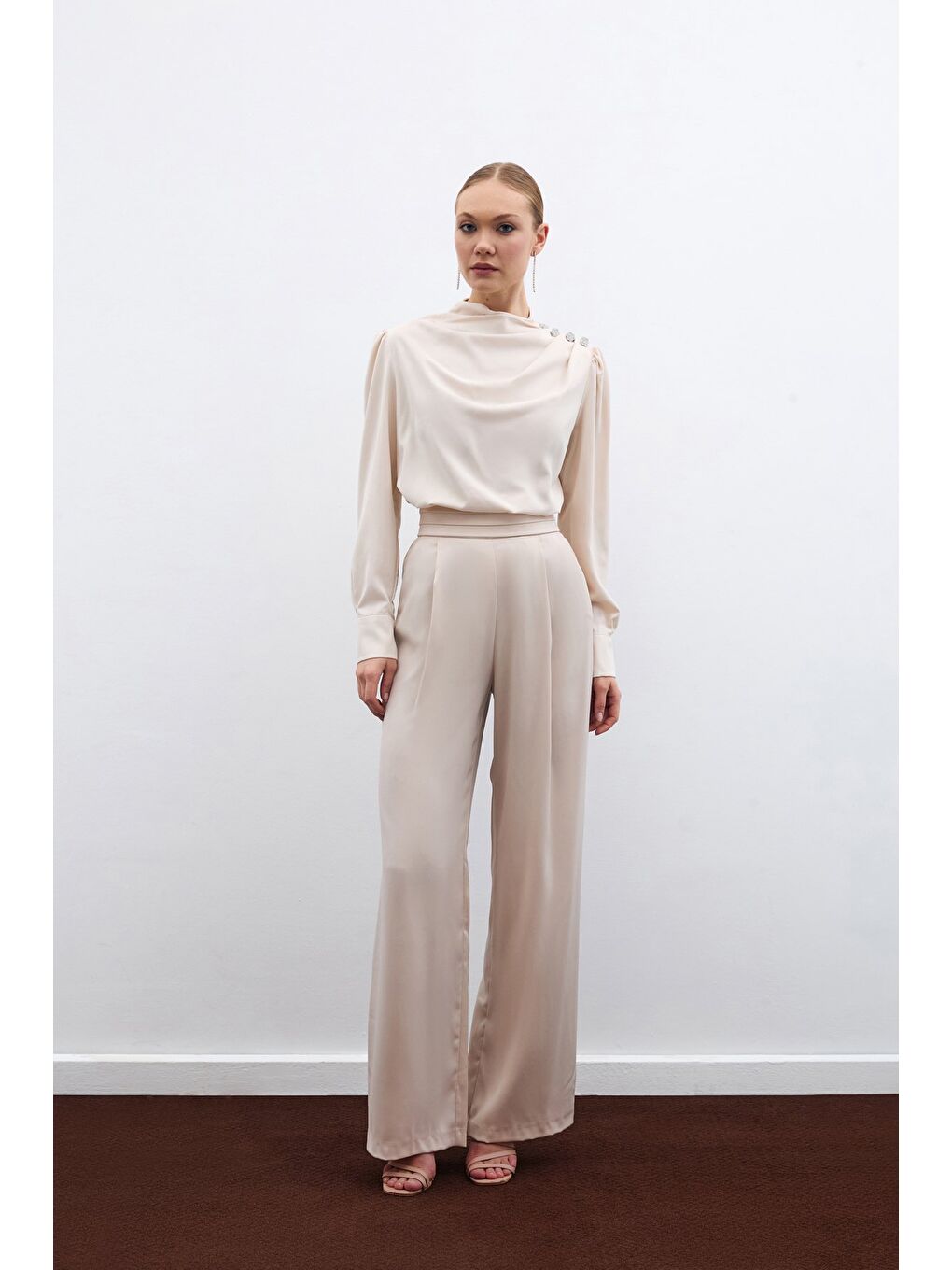 Düğmeleri Taş Detaylı Bluz - Bej-4