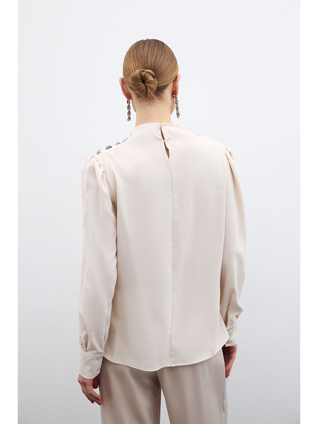Düğmeleri Taş Detaylı Bluz - Bej-5