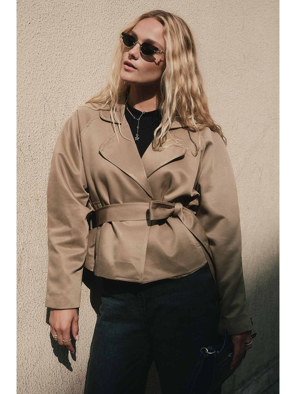 Bej Kruvaze Yaka Kısa Vizon Trençkot