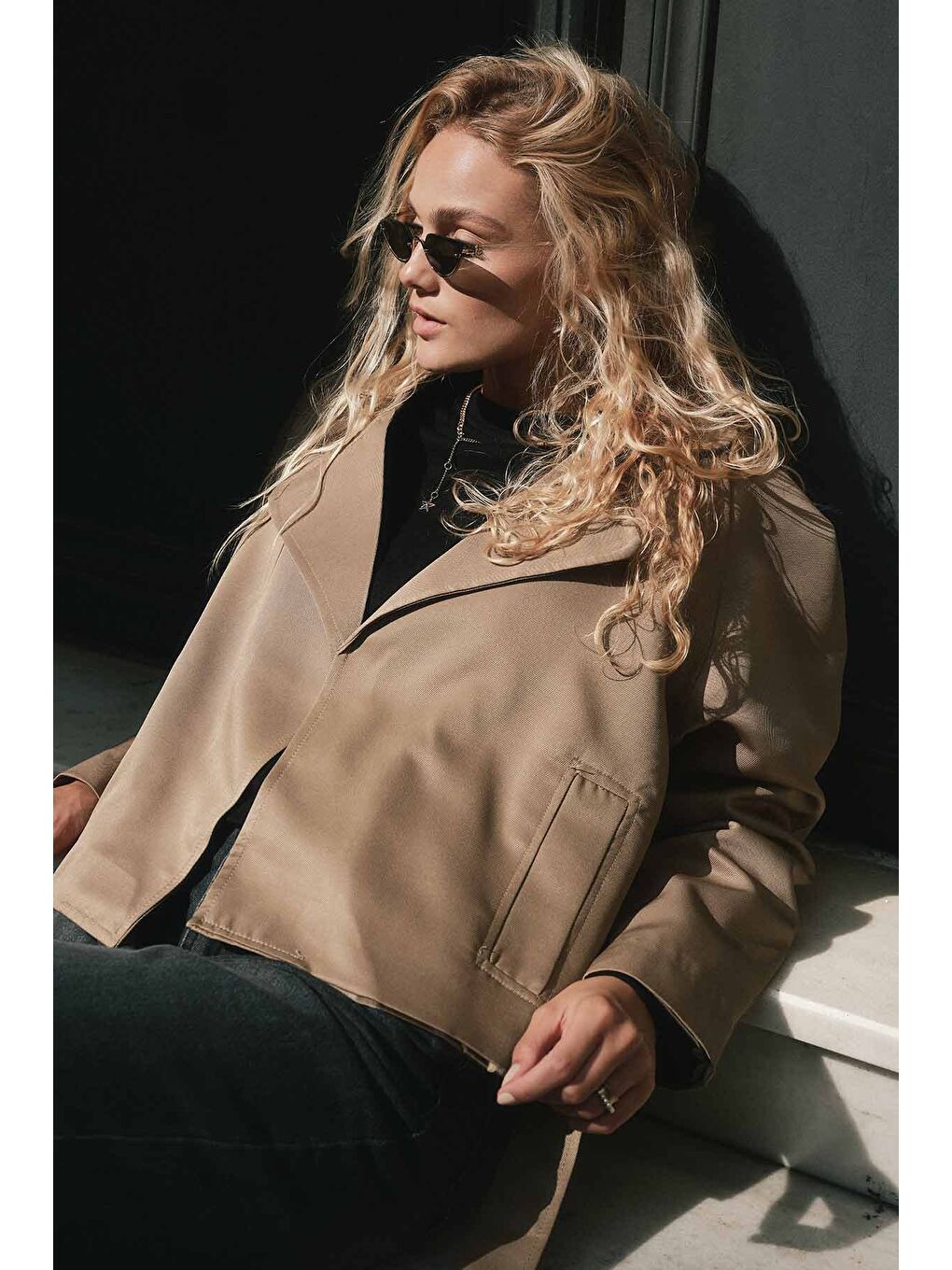 Bej Kruvaze Yaka Kısa Vizon Trençkot-2