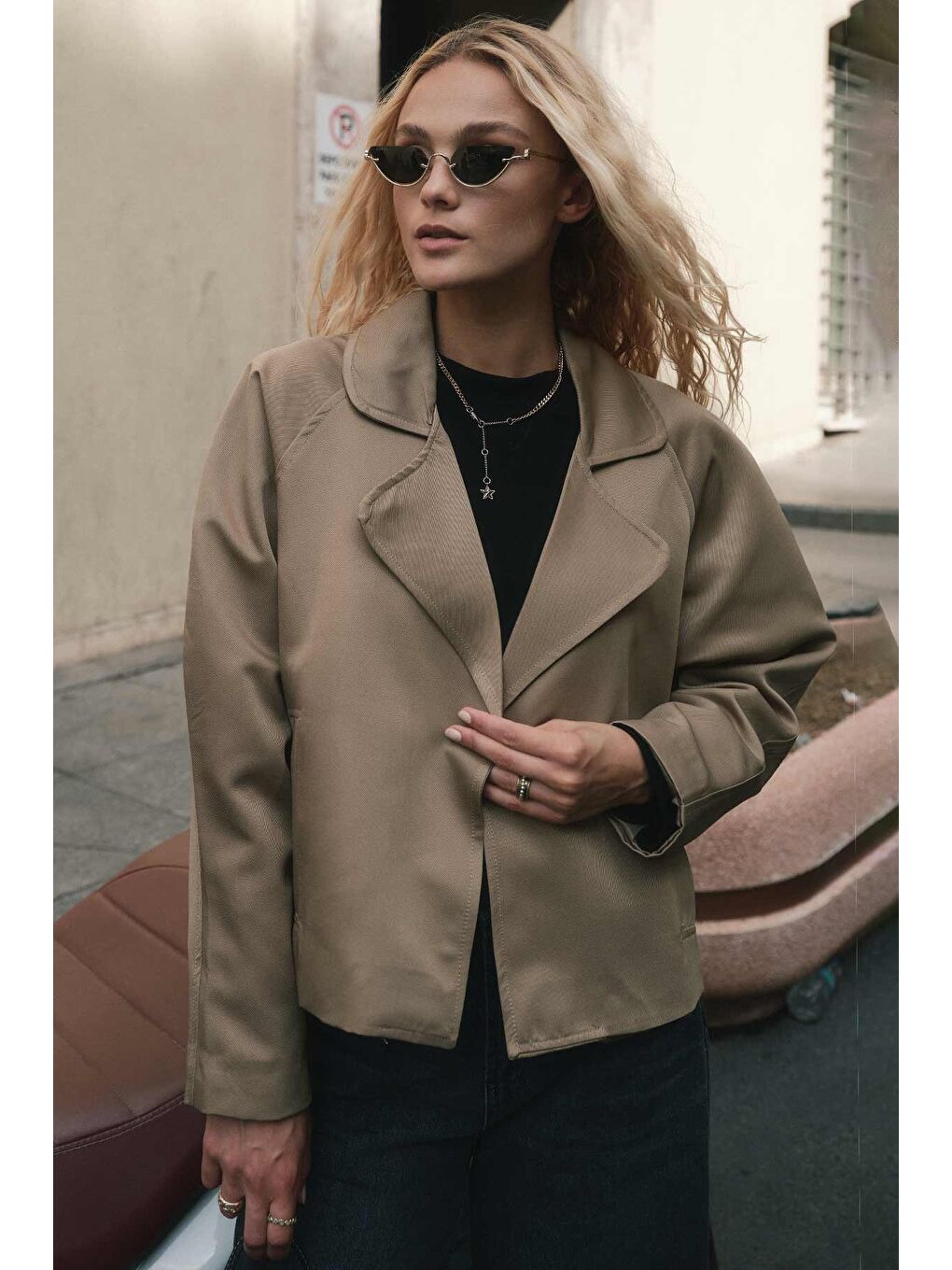 Bej Kruvaze Yaka Kısa Vizon Trençkot-3