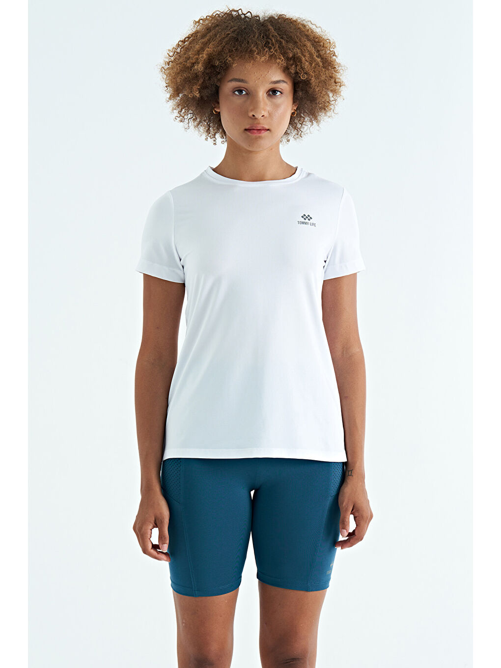 Beyaz Sırt Yırtmaç Detaylı O Yaka Kısa Kollu Standart Kalıp Kadın Tişört - 97267-1