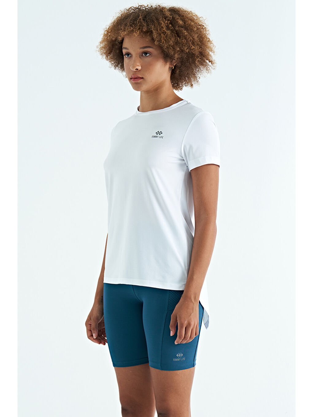 Beyaz Sırt Yırtmaç Detaylı O Yaka Kısa Kollu Standart Kalıp Kadın Tişört - 97267-2