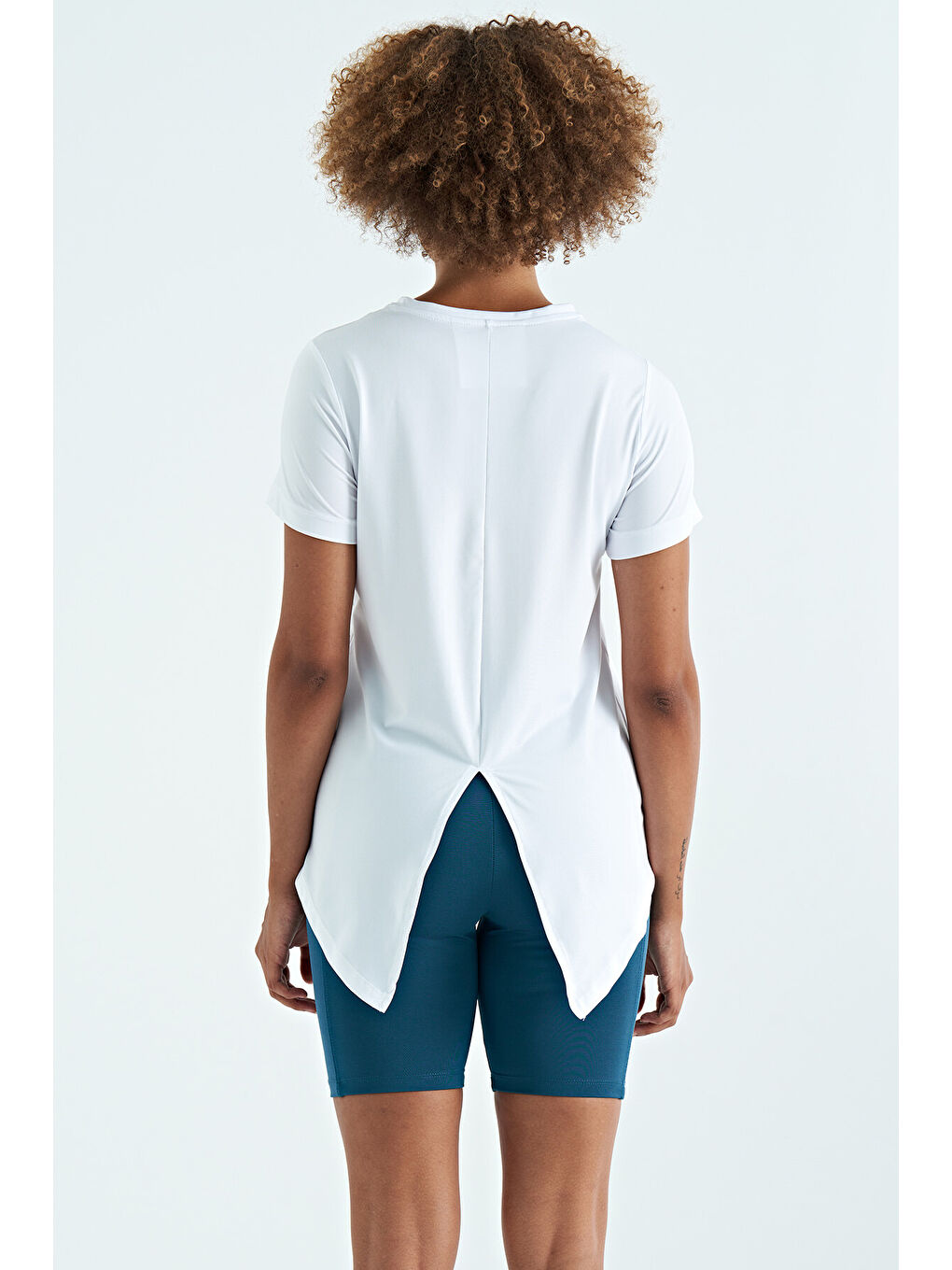 Beyaz Sırt Yırtmaç Detaylı O Yaka Kısa Kollu Standart Kalıp Kadın Tişört - 97267-3