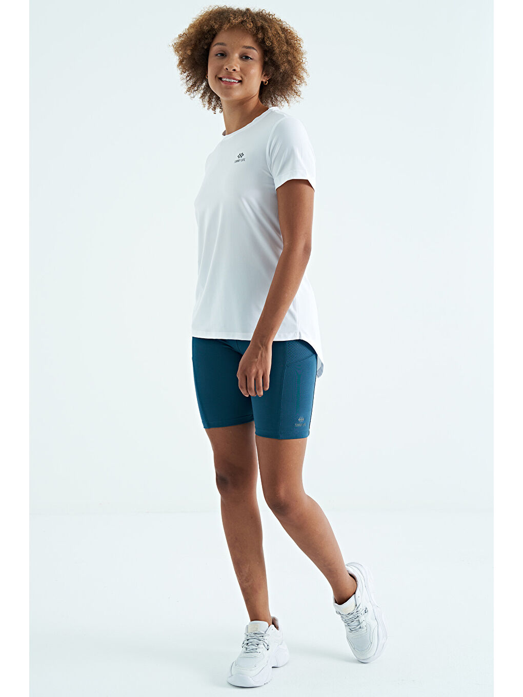 Beyaz Sırt Yırtmaç Detaylı O Yaka Kısa Kollu Standart Kalıp Kadın Tişört - 97267-4