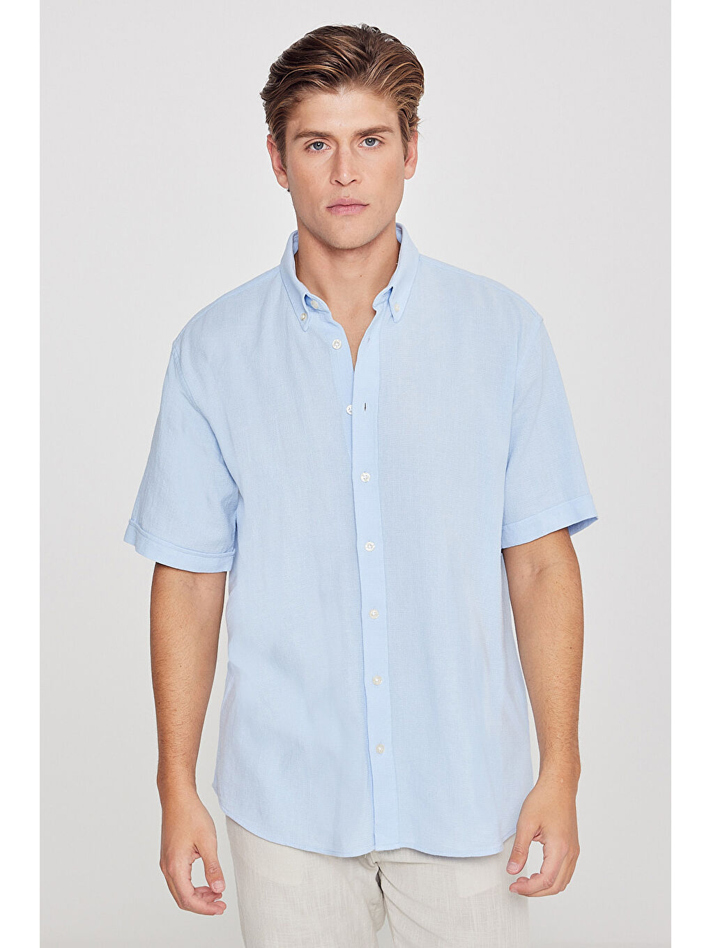 Erkek Açık Mavi %100 Pamuk Comfort Fit Rahat Kesim Düğmeli Gömlek Yaka Armürlü Gömlek