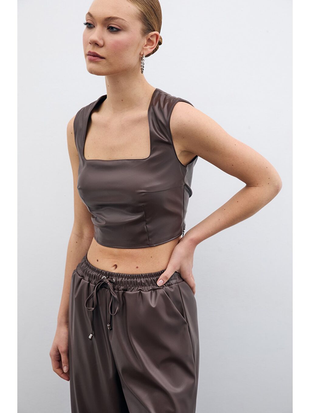 SATEEN Kahverengi Kare Yaka Deri Crop Bluz - Koyu Kahve