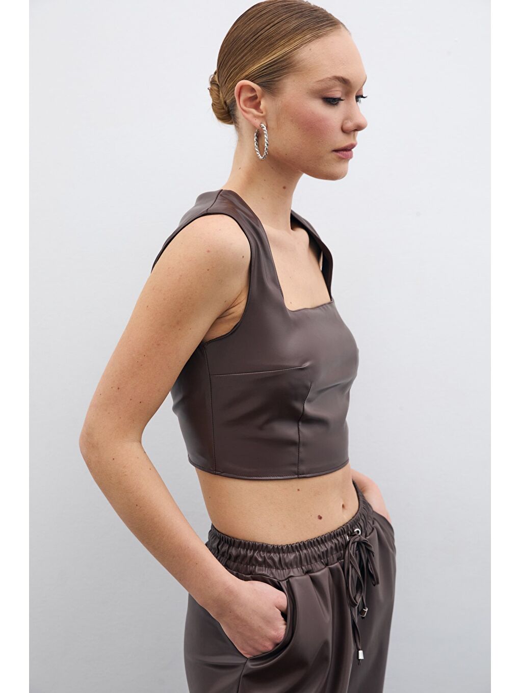 SATEEN Kahverengi Kare Yaka Deri Crop Bluz - Koyu Kahve - 1