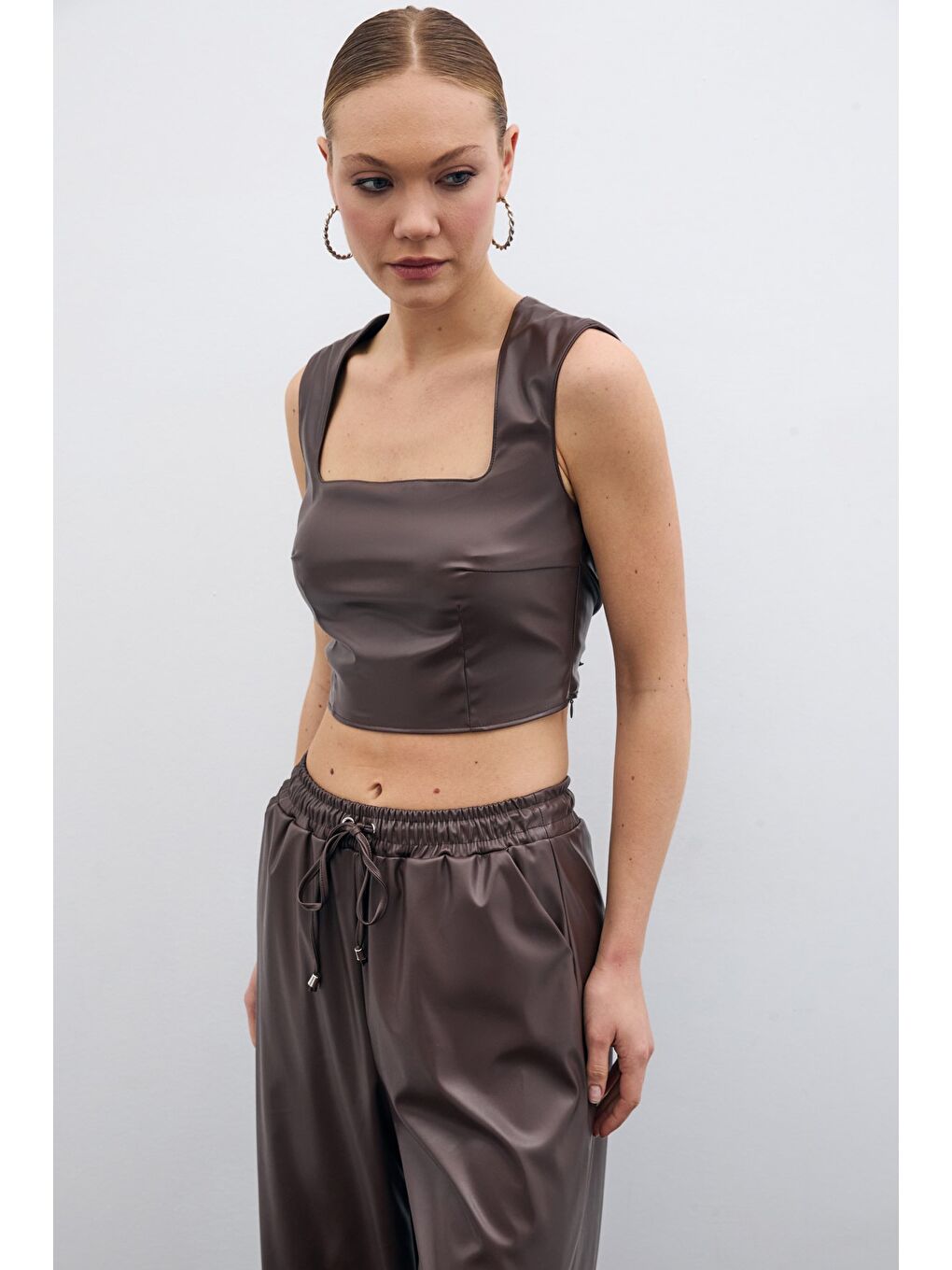 SATEEN Kahverengi Kare Yaka Deri Crop Bluz - Koyu Kahve - 2