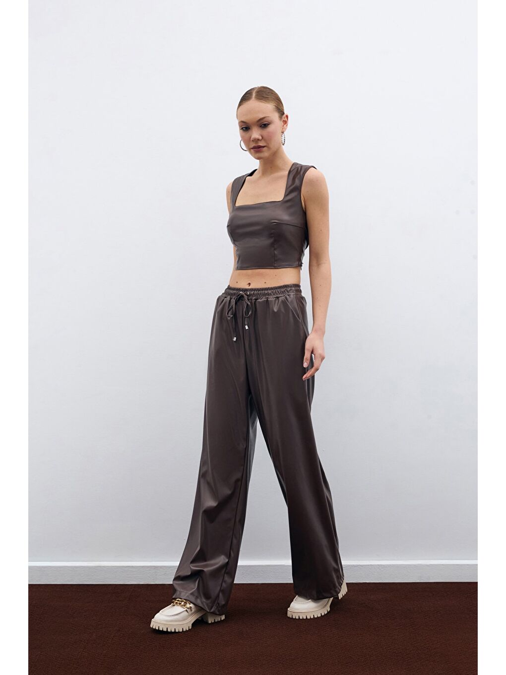 SATEEN Kahverengi Kare Yaka Deri Crop Bluz - Koyu Kahve - 3