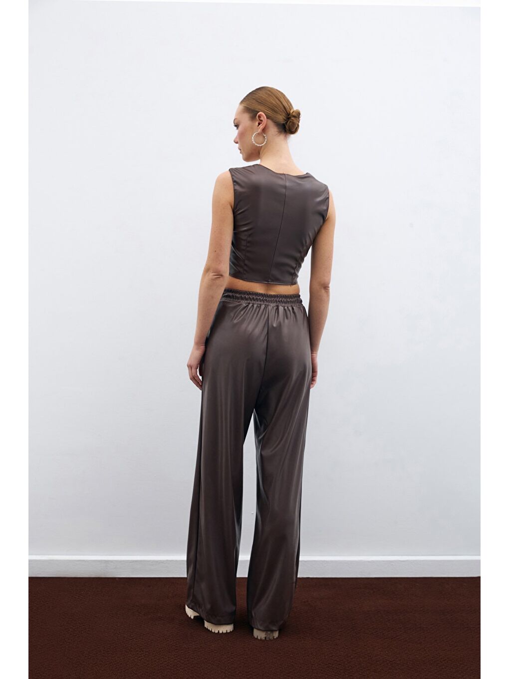 SATEEN Kahverengi Kare Yaka Deri Crop Bluz - Koyu Kahve - 4