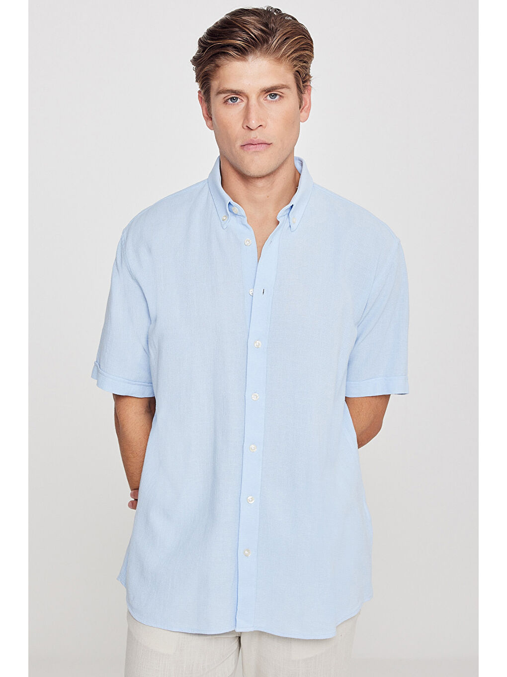 Erkek Açık Mavi %100 Pamuk Comfort Fit Rahat Kesim Düğmeli Gömlek Yaka Armürlü Gömlek-2