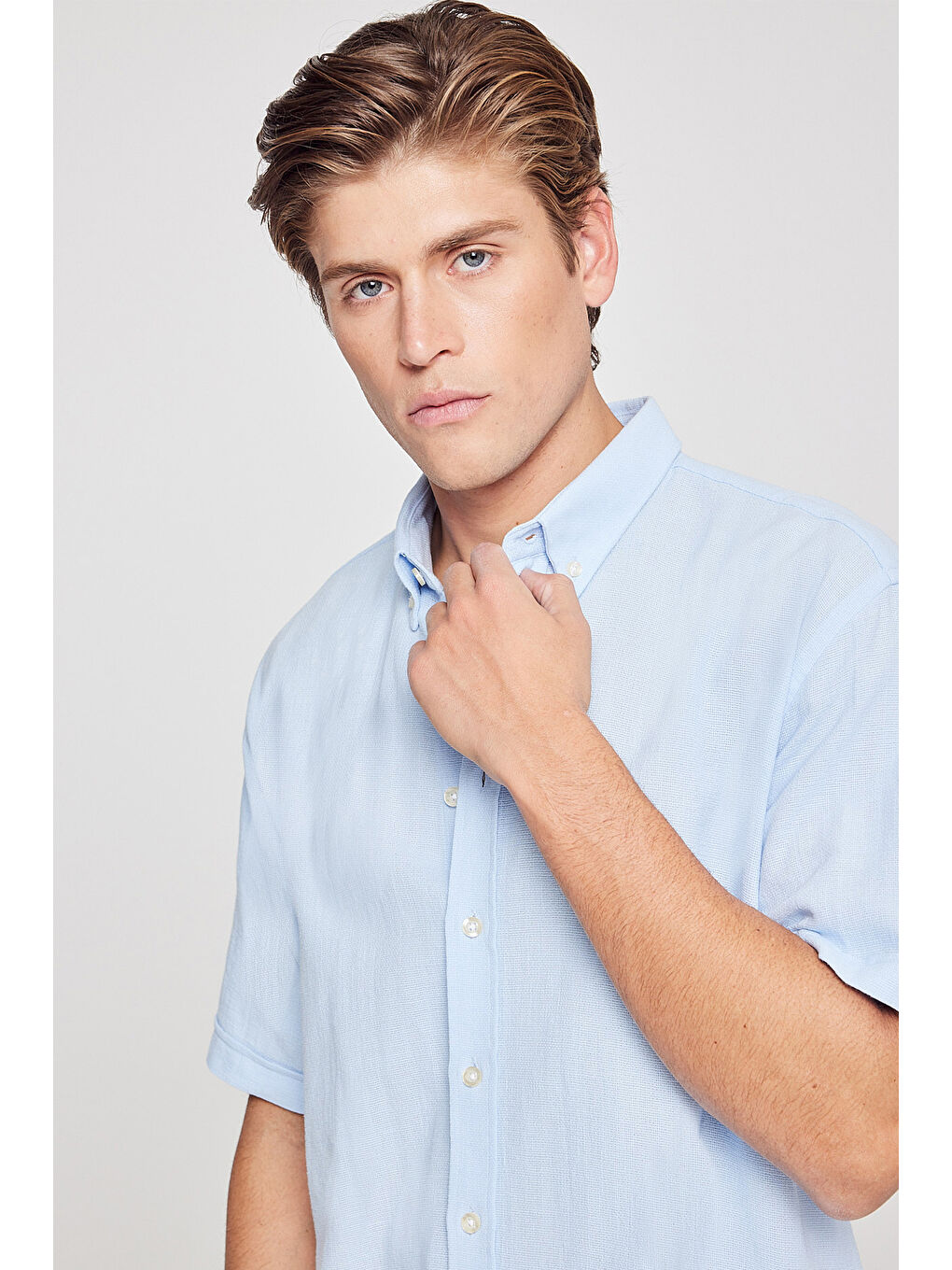 Erkek Açık Mavi %100 Pamuk Comfort Fit Rahat Kesim Düğmeli Gömlek Yaka Armürlü Gömlek-3