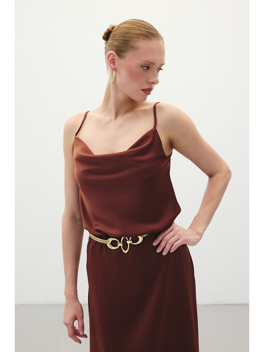 Kahverengi Degaje Yaka Saten Bluz - Kahve-4