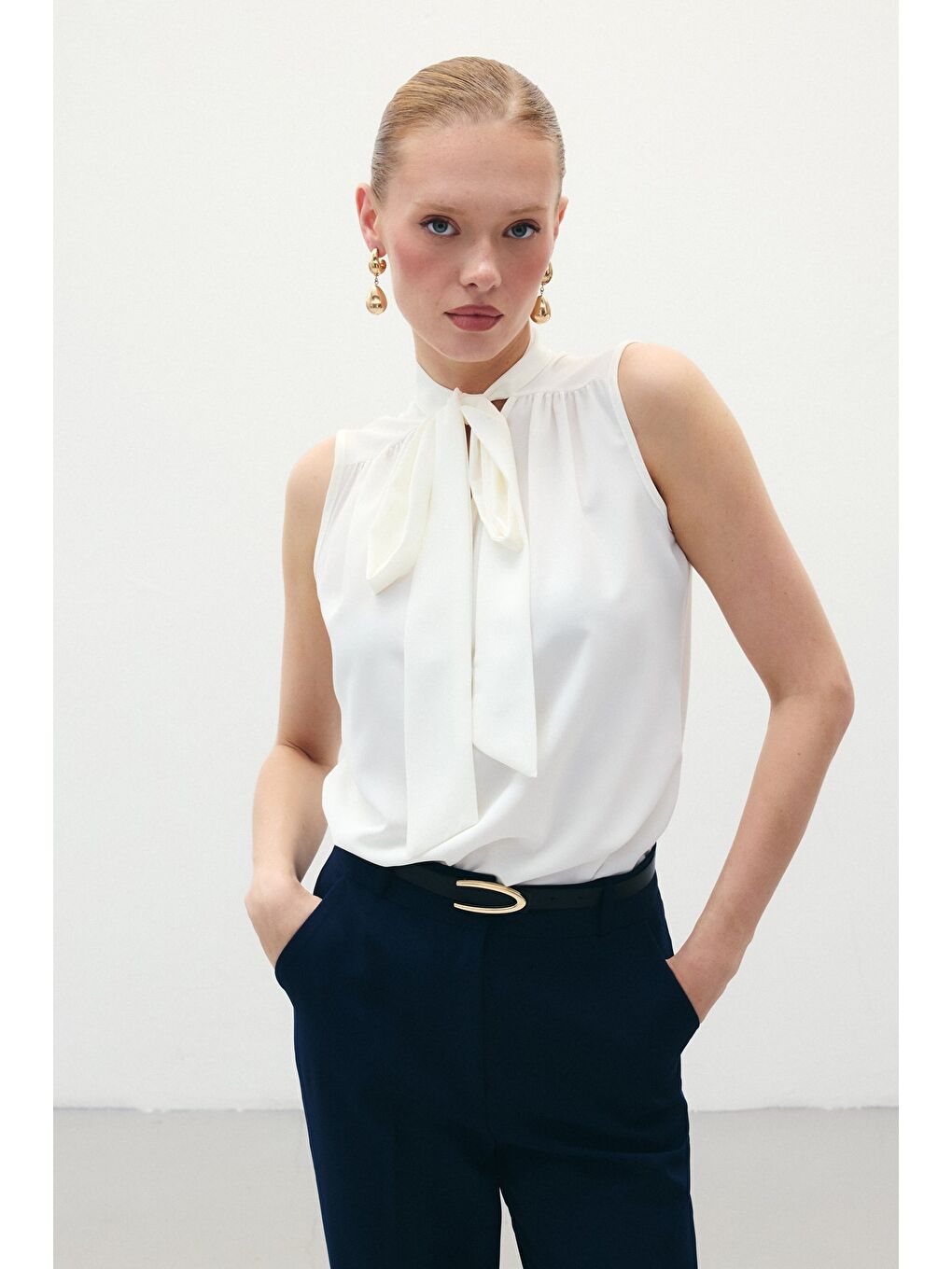 Fularlı Kolsuz Bluz - Ekru-1