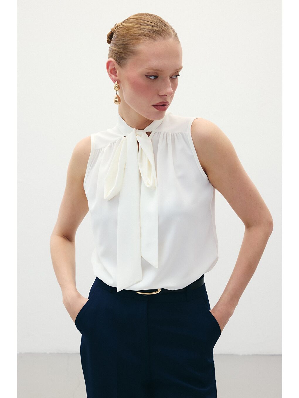 Fularlı Kolsuz Bluz - Ekru-2