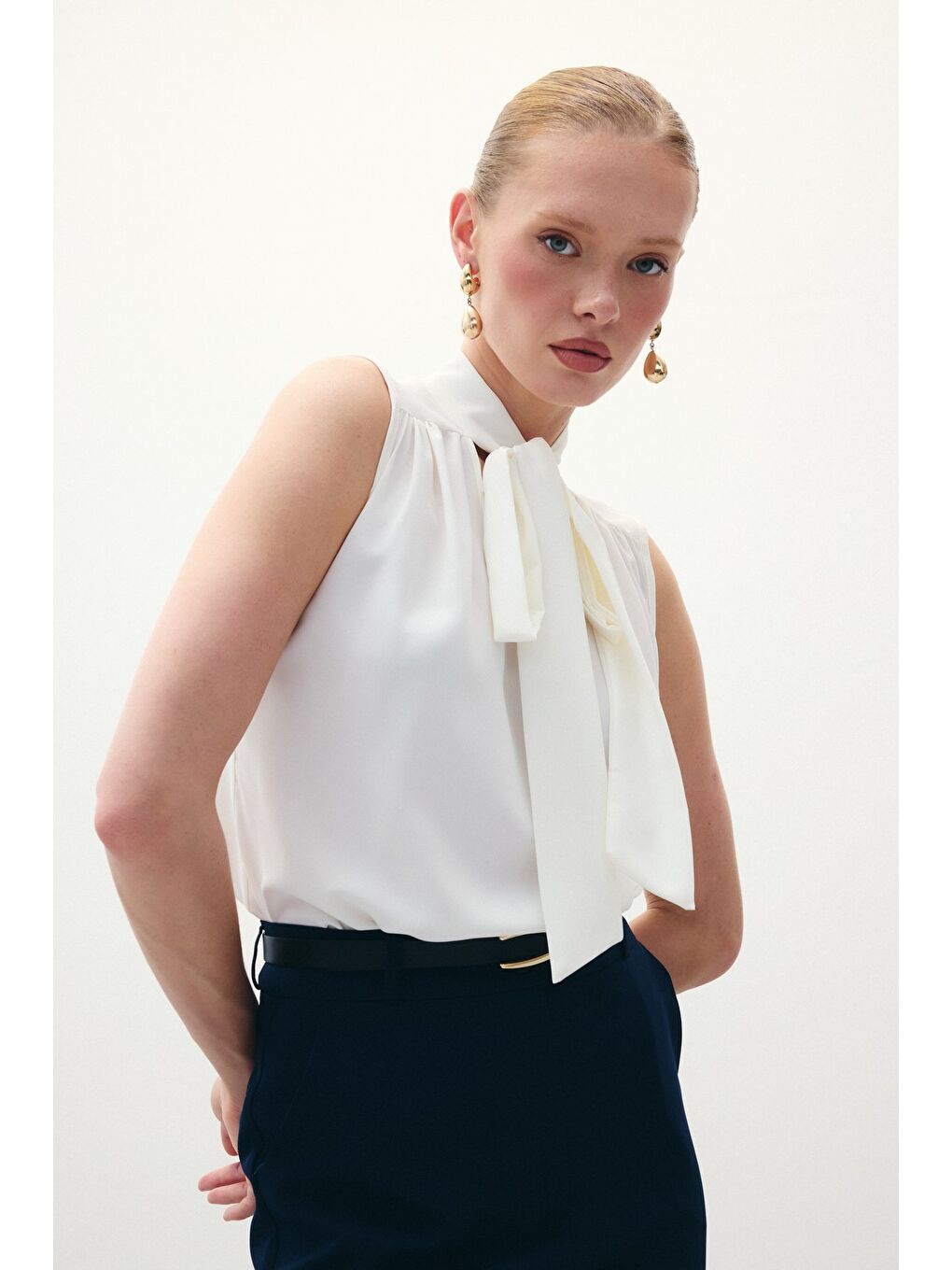 Fularlı Kolsuz Bluz - Ekru-3