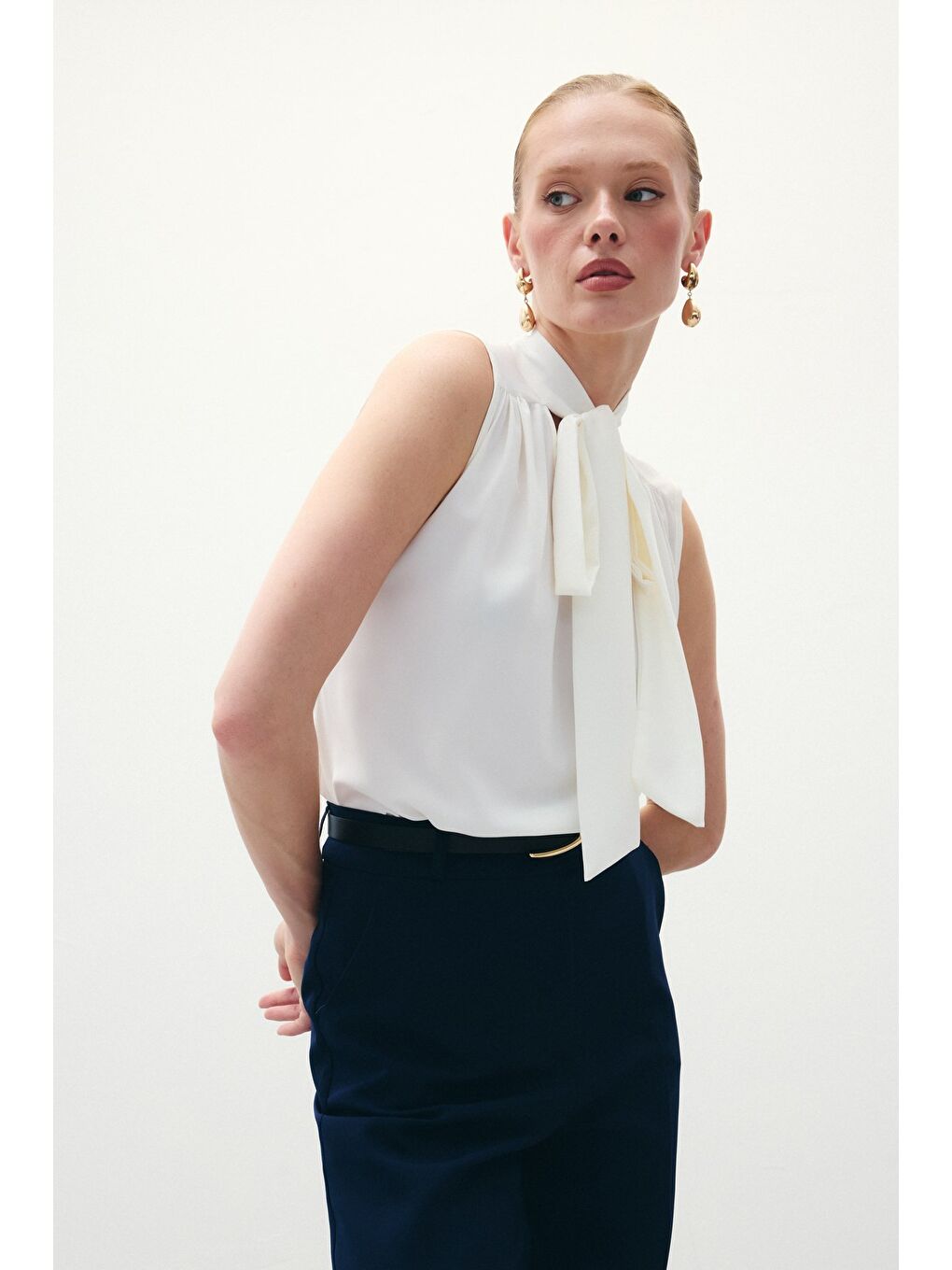 Fularlı Kolsuz Bluz - Ekru-4