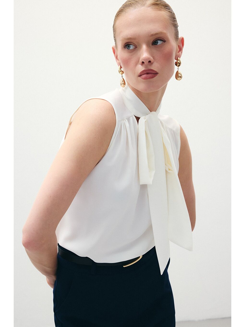 Fularlı Kolsuz Bluz - Ekru-5