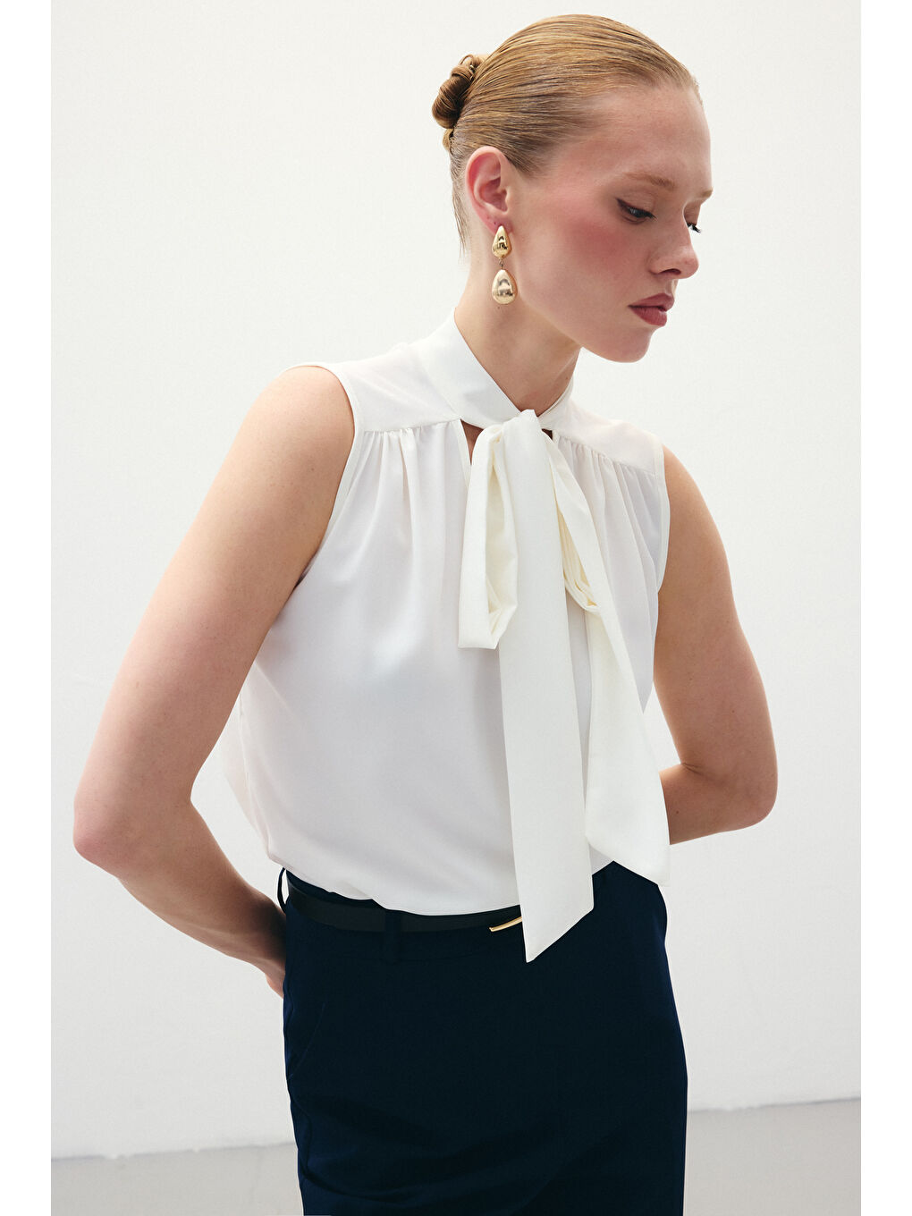 Fularlı Kolsuz Bluz - Ekru-6