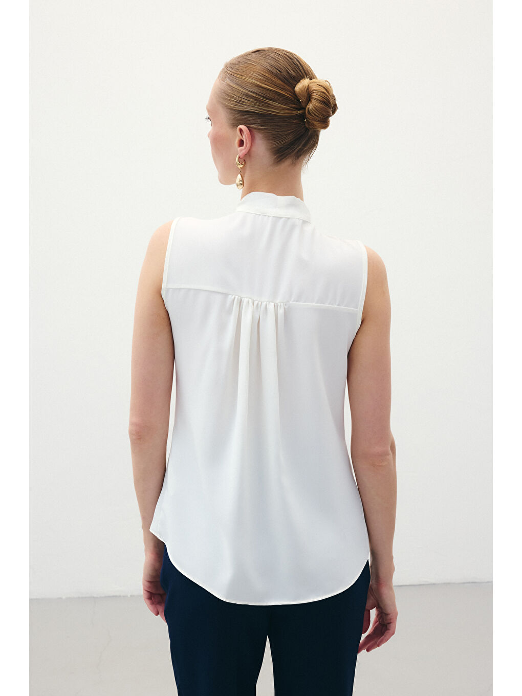 Fularlı Kolsuz Bluz - Ekru-7