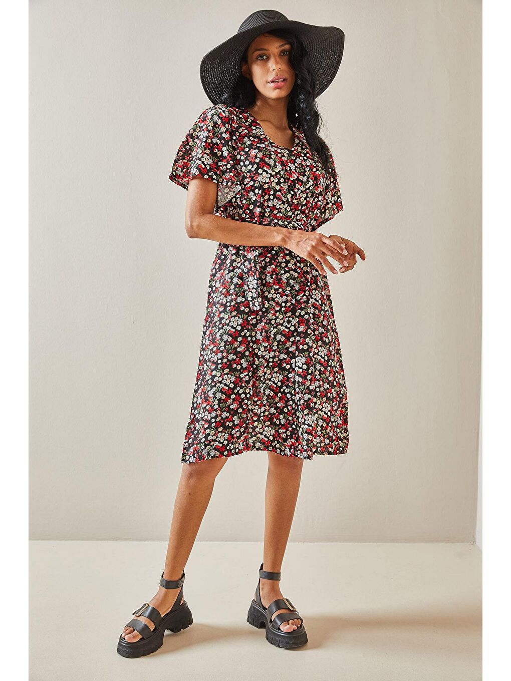 Siyah Çiçek Desenli Kolları Volanlı Elbise 3YXK6-47393-02-3