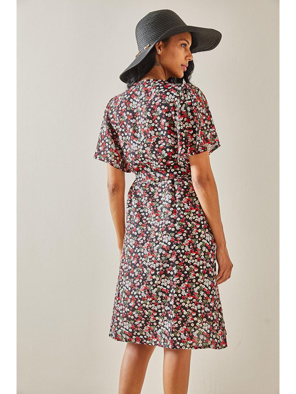 Siyah Çiçek Desenli Kolları Volanlı Elbise 3YXK6-47393-02-4