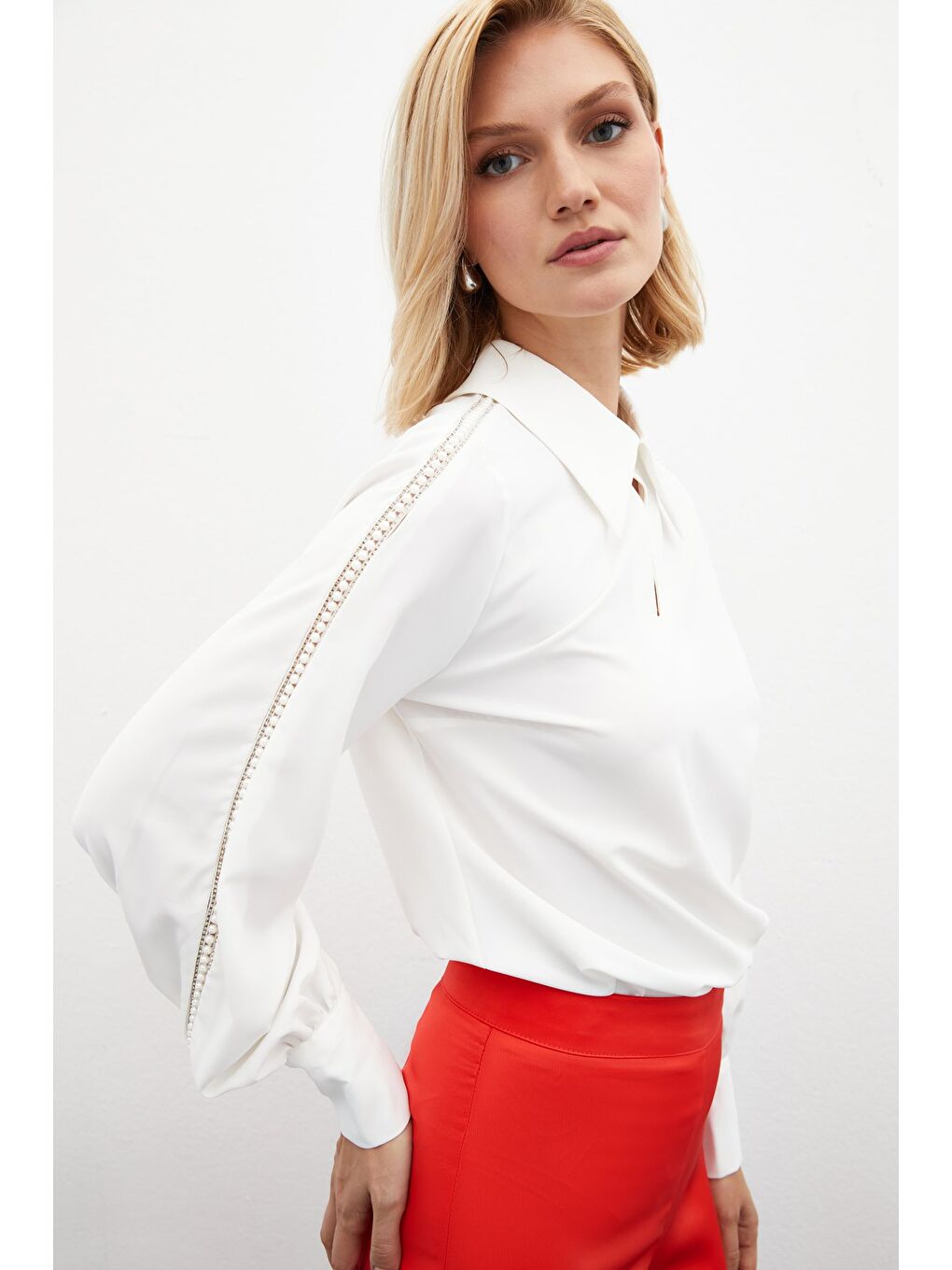 Kolları İnci Detaylı Bluz - Ekru-1