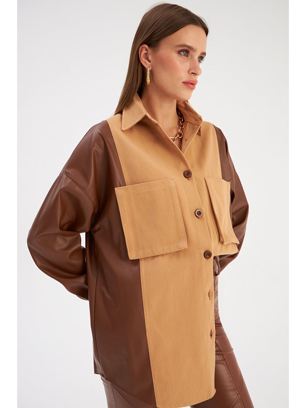 Kahverengi Cepli Deri Detaylı Gömlek - Kahve-Bej