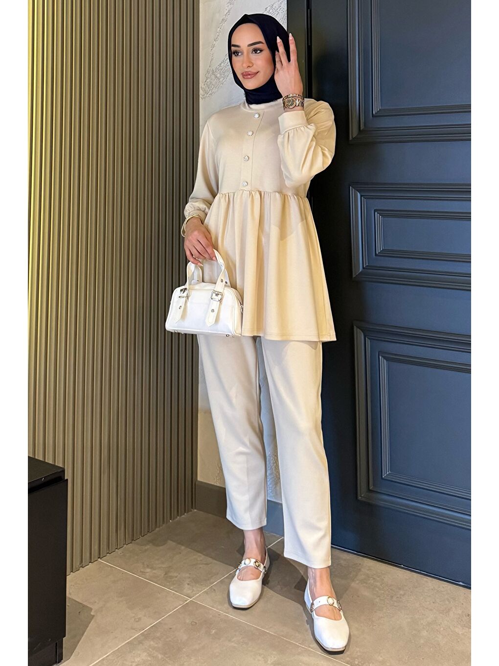Ekru Kadın Taşlı Düğmeli Fırfırlı Tunik Pantolon Tesettür İkili Takım-1